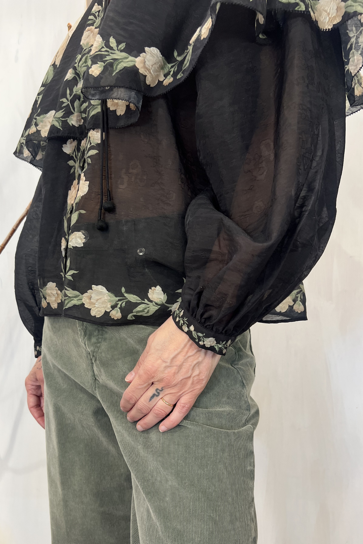 Camicia a fiori con collo a mantellina
