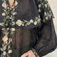 Camicia a fiori con collo a mantellina