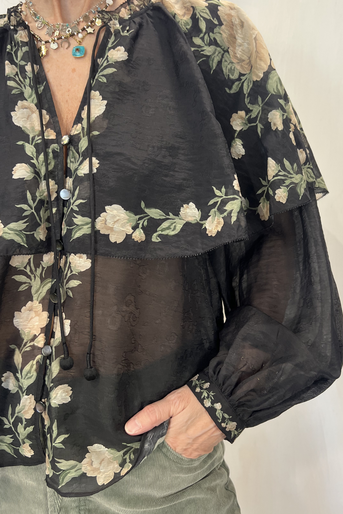 Camicia a fiori con collo a mantellina
