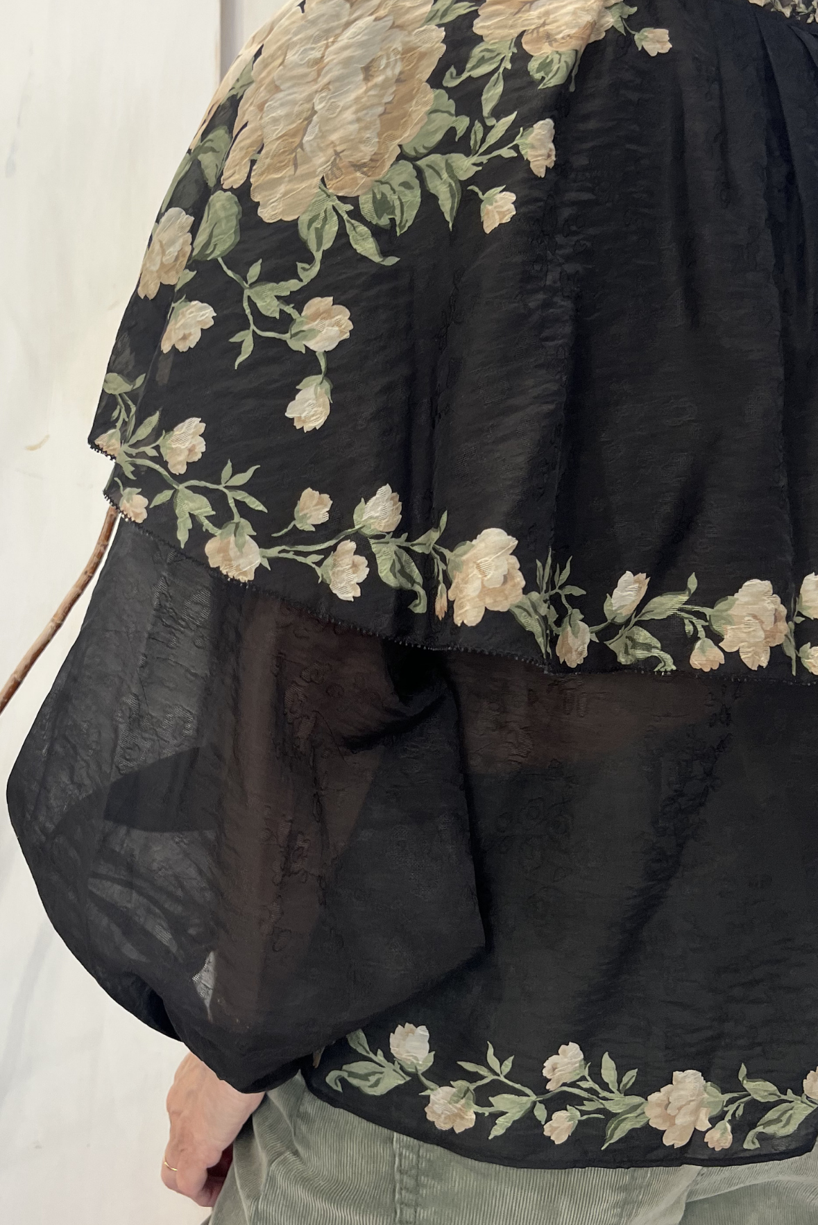 Camicia a fiori con collo a mantellina