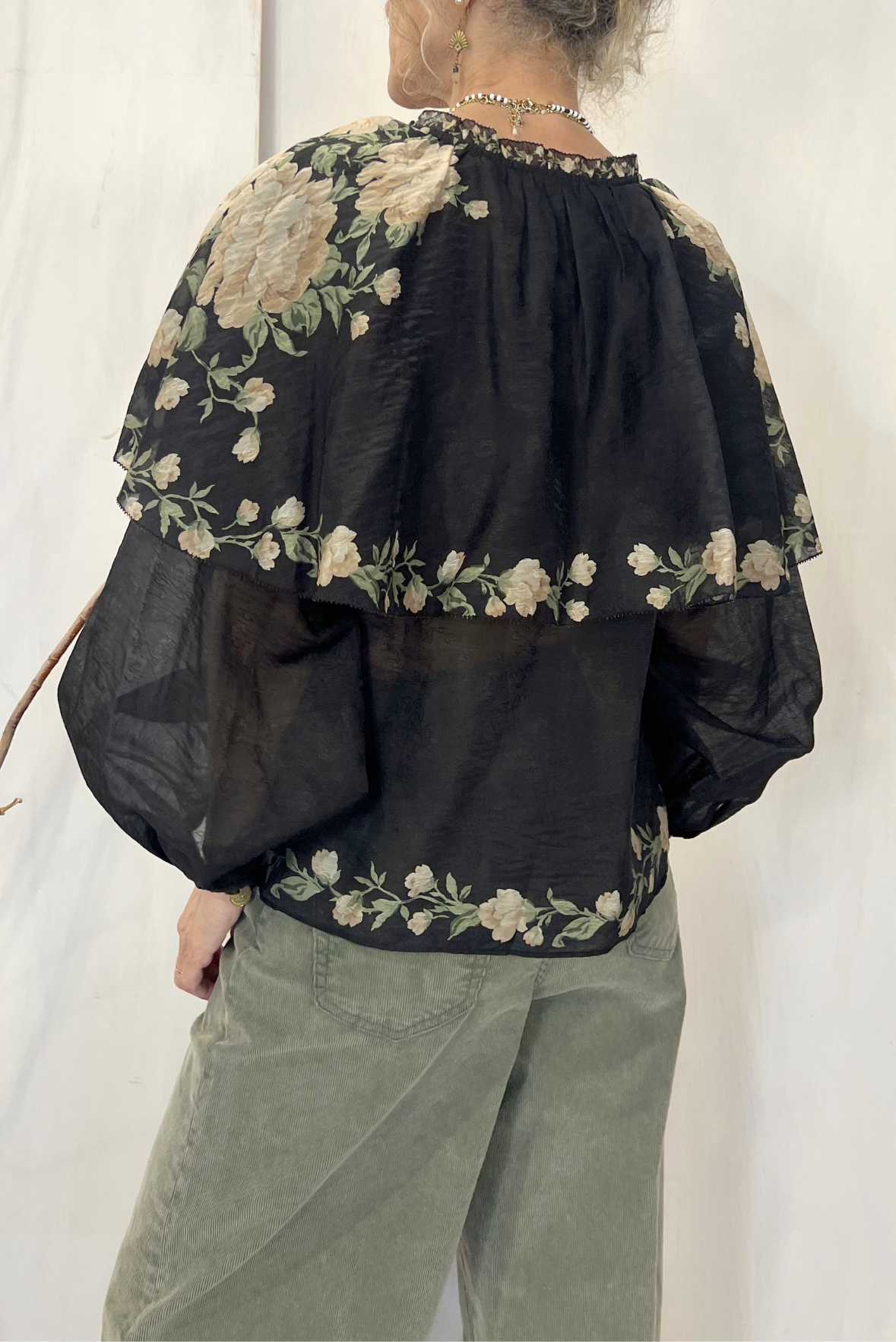 Camicia a fiori con collo a mantellina