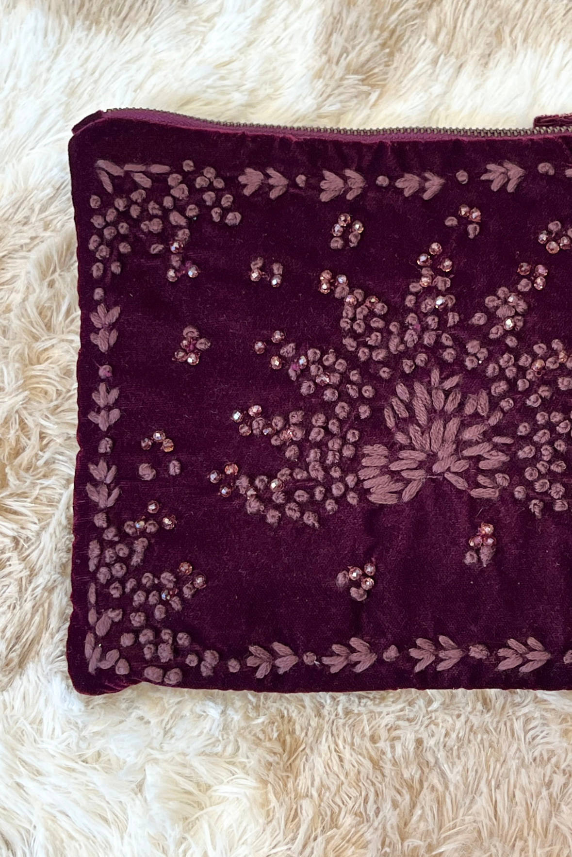 Clutch in velluto con ricami e applicazioni