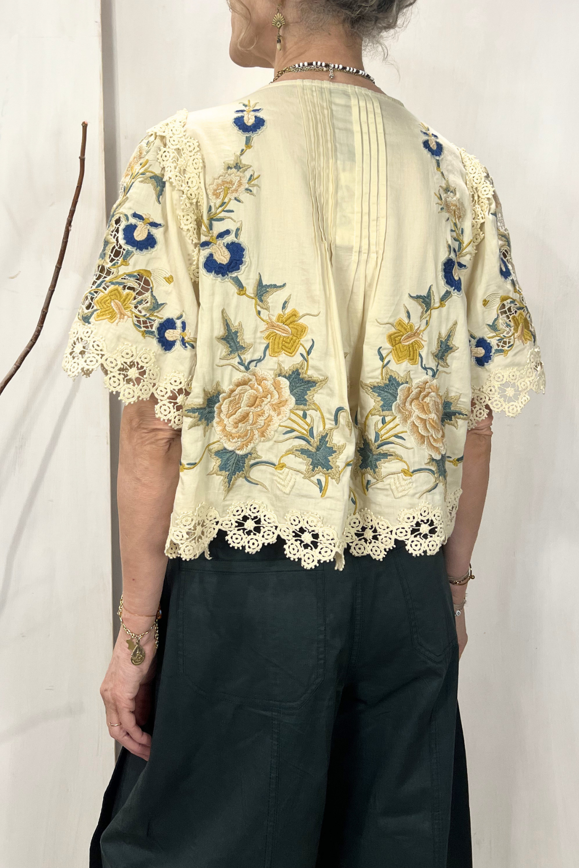 Camicia con pizzo e ricami