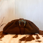 Clutch in camoscio e fibbia
