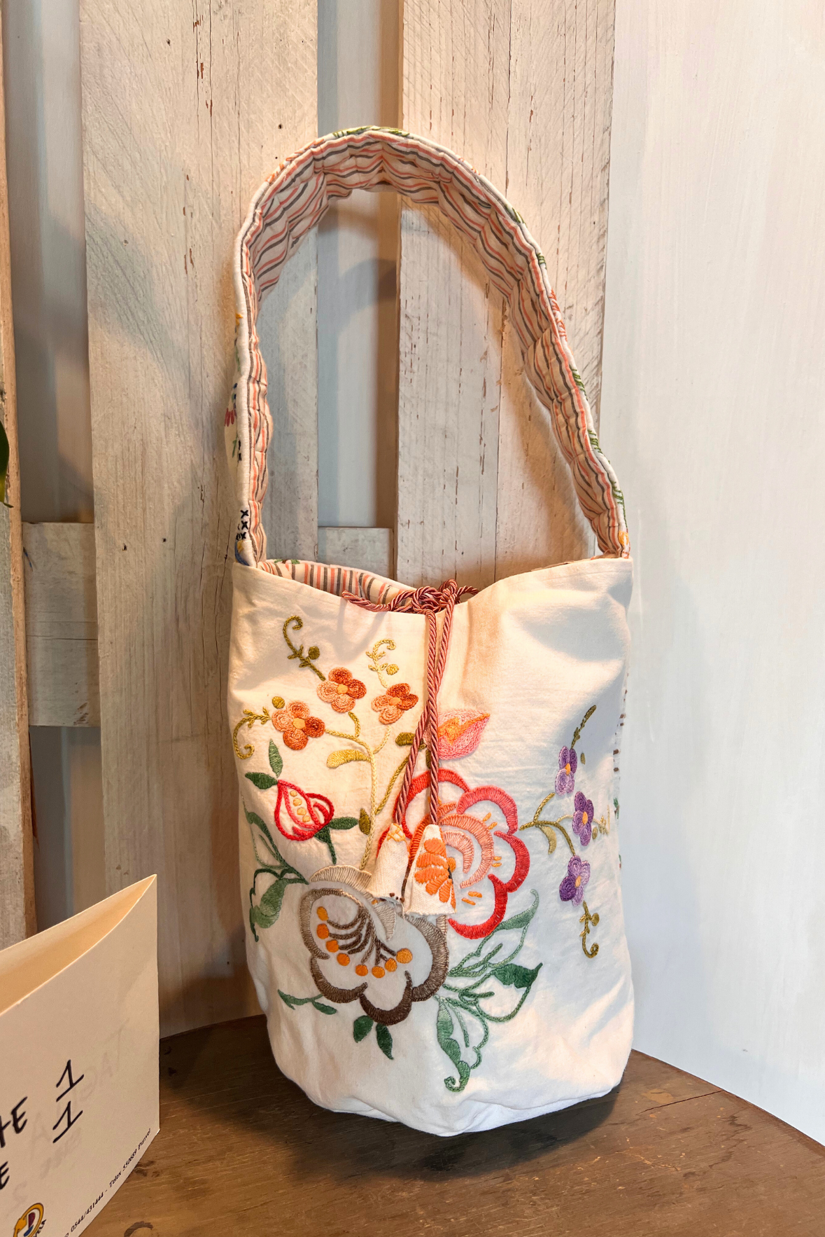 Borsa secchiello ricamato