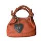 Borsa con charms in pelle