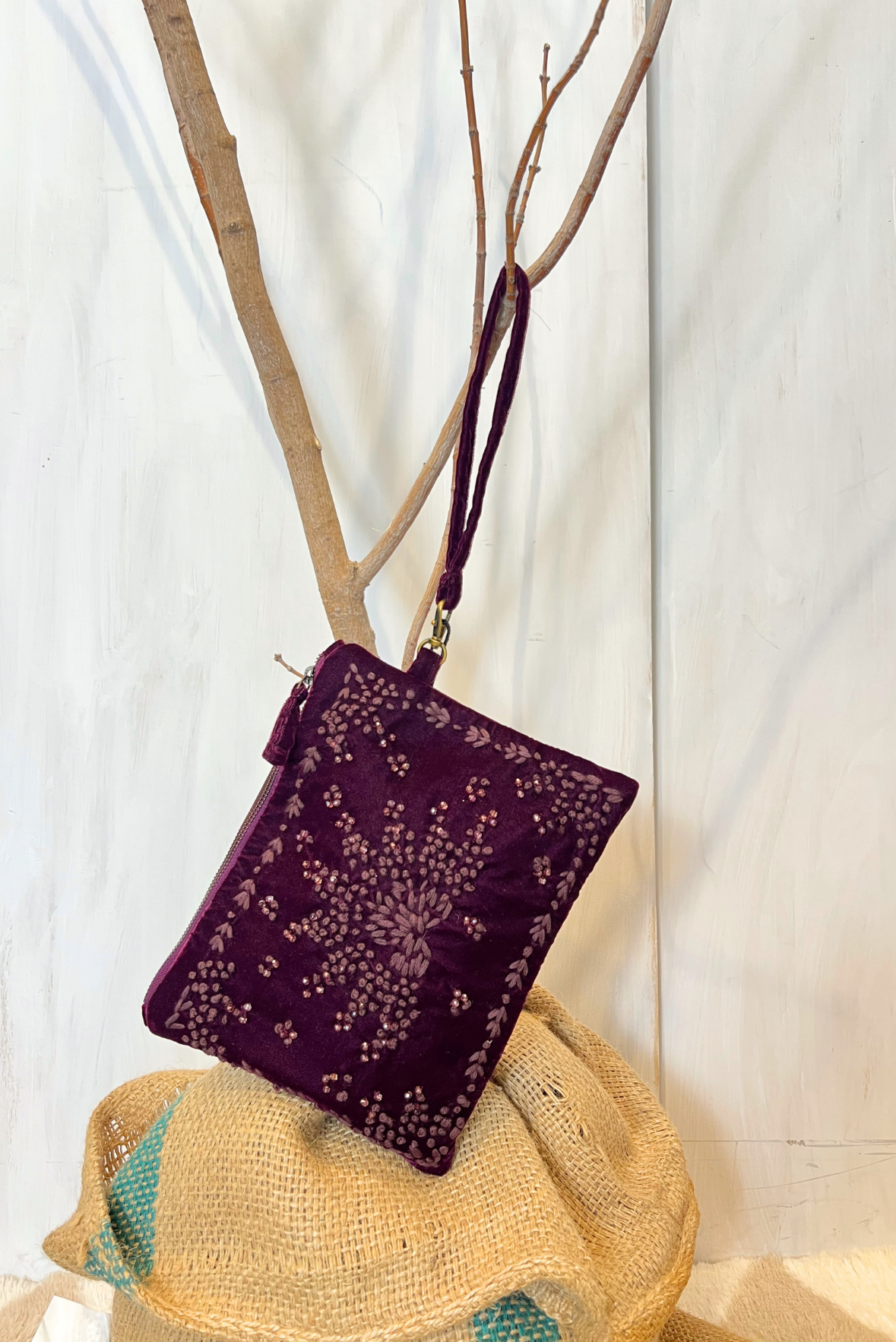 Clutch in velluto con ricami e applicazioni